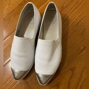 Preowned wishbone shoes size 8 -white & silver